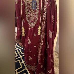 Exquisite Burgundy Embroidered Women's Wedding Dress
